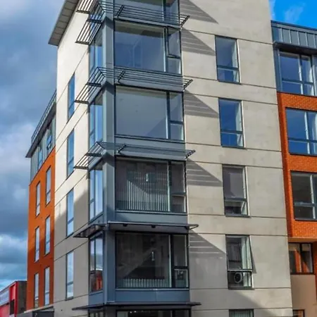 Quiet Garden View Flat By Portland Square Apartament