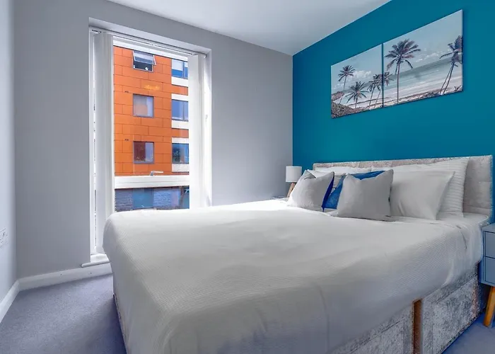 Quiet Garden View Flat By Portland Square Apartament