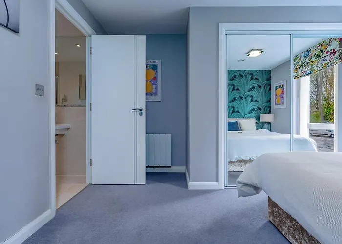 Quiet Garden View Flat By Portland Square Apartament *