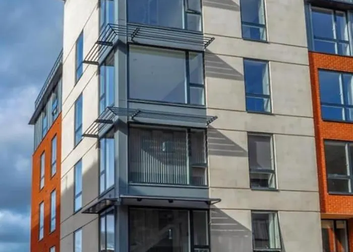 Quiet Garden View Flat By Portland Square Apartament