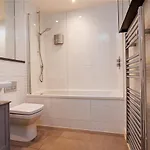 Peaceful Garden View Flat With Lift Access Bristol