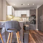 Peaceful Garden View Flat With Lift Access Apartment *