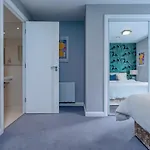 Peaceful Garden View Flat With Lift Access Apartment *
