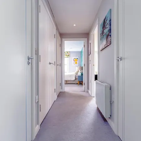 Peaceful Garden View Flat With Lift Access דירה בריסטול