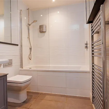 Peaceful Garden View Flat With Lift Access ブリストル