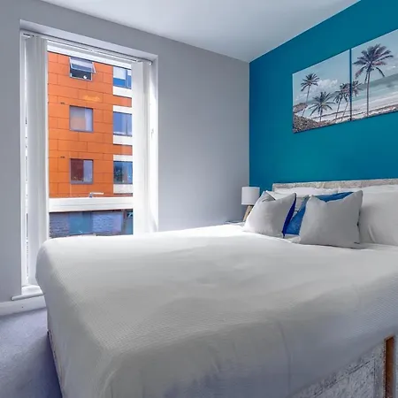 Quiet Garden View Flat By Portland Square Apartman