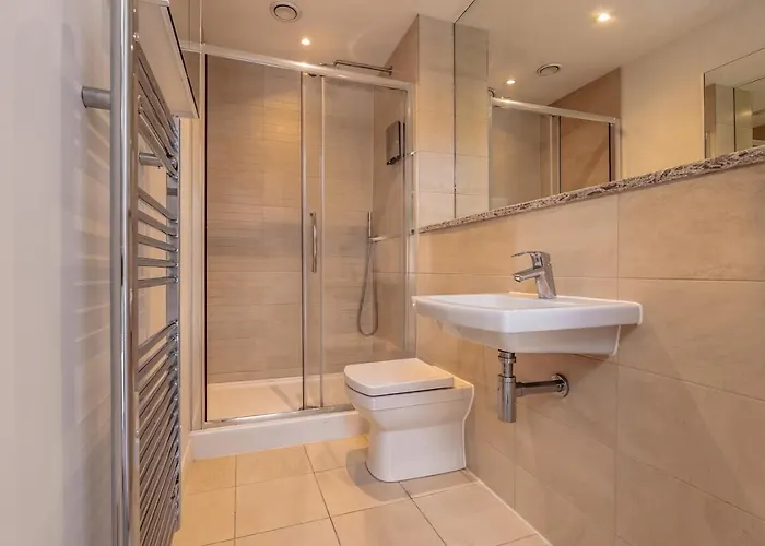 Quiet Garden View Flat By Portland Square Apartman