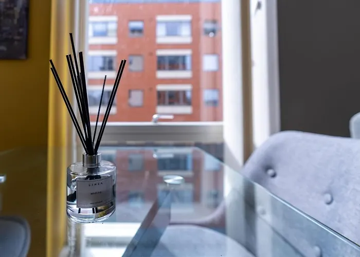 Quiet Garden Square With Lift And Desk