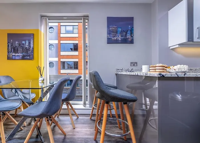 Quiet Garden View Flat By Portland Square Apartmán