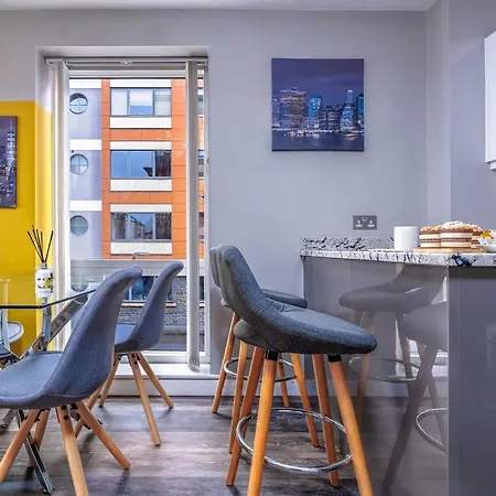 Quiet Garden Square With Lift And Desk 아파트