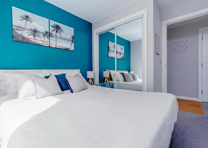 Quiet Garden Square With Lift And Desk