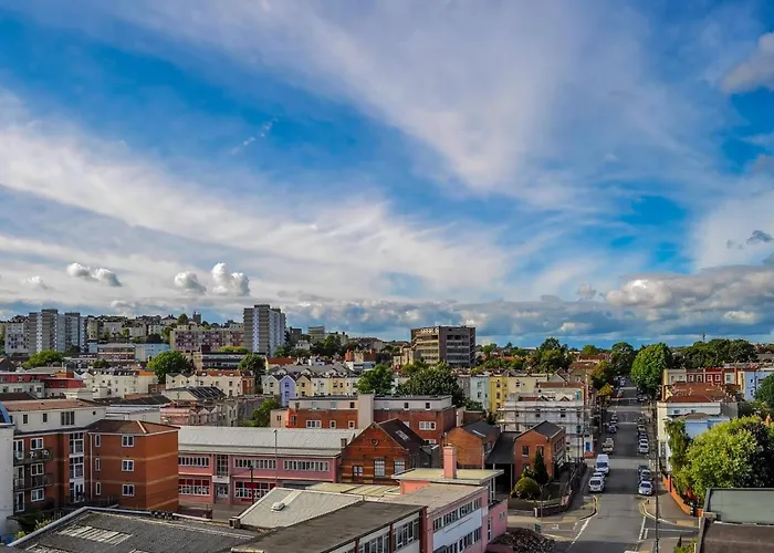 Quiet Garden Square With Lift And Desk